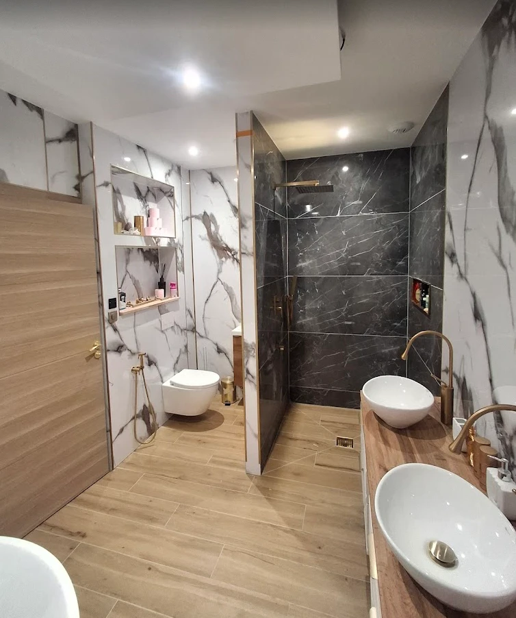 Salle de bain marbre et laiton